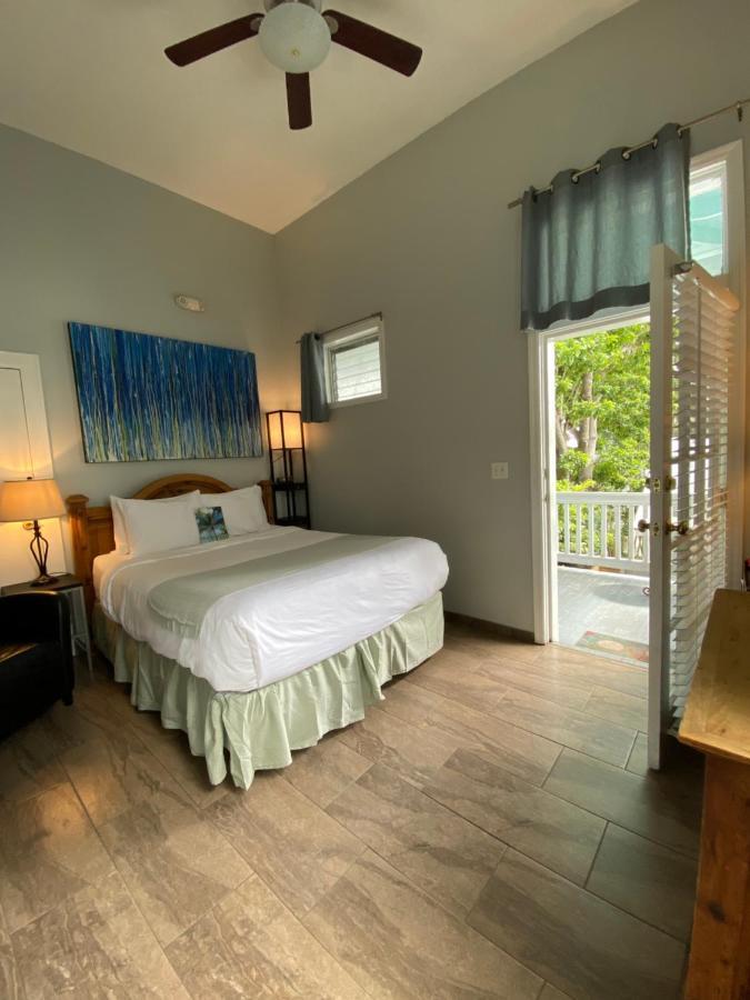 Habitación con cama grande y balcón